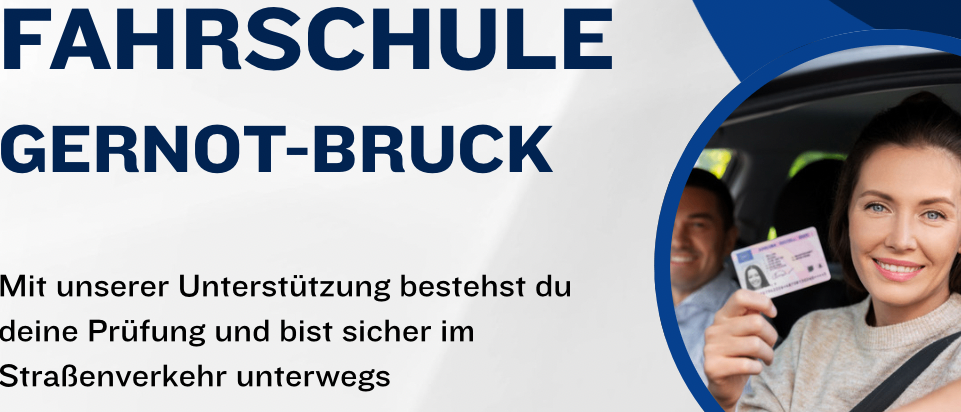 Das Bild von Fahrschule Gernot-Brück zeigt eine Frau mit Führerschein und einen lächelnden Mann im Auto. Es hebt ihre Vorbereitung und Betreuung durch erfahrene Profis hervor.