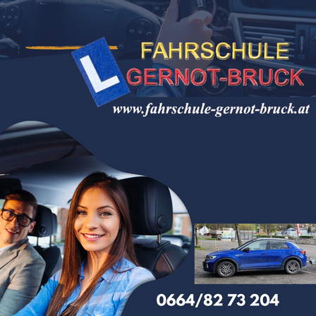 Ein blaues Auto steht auf einem Parkplatz. Ein Mann und eine Frau sitzen in einem Auto, und eine Frau lächelt. Ein Mann trägt eine Brille. Der Text "FAHRSCHULE GERNOT-BRUCK" steht auf der Autoscheibe. Die Website lautet www.fahrschule-gernot-bruck.at. Die Nummer 0664/82 73 204 wird angezeigt.