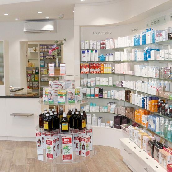 Bild enthält, Shop, Person, Indoors, Pharmacy, Architecture, Building