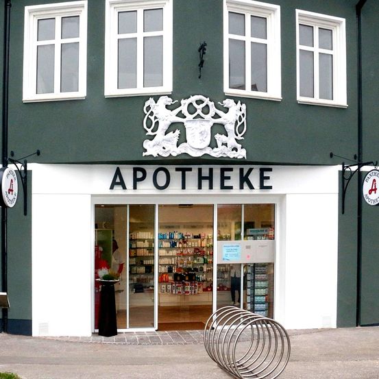 Bild enthält, Shop, Person, Book, Publication, Architecture, Building