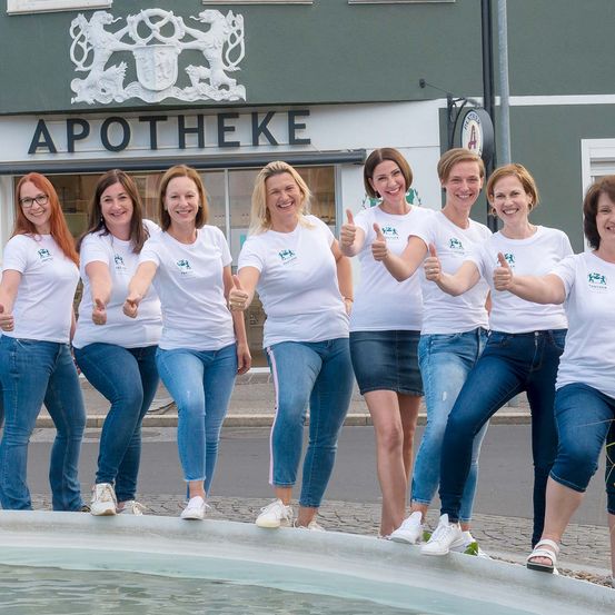 Bild enthält, Pants, People, Person, Skirt, Jeans, Adult, Female, Woman, Shorts, Teen