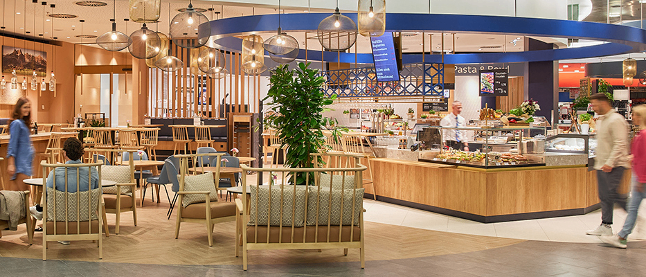 Bild enthält, Indoors, Restaurant, Cafeteria, Food Court, Person, Chair, Furniture, Plant, Interior Design, Shop