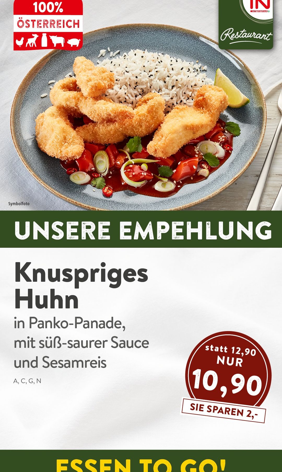 Ein Teller mit knusprigem gebratenem Hühnchen in süßer-saurer Sauce, garniert mit Koriander und Sesam, serviert mit Reis auf einem blauen Teller. Eine Gabel ist in der Nähe.