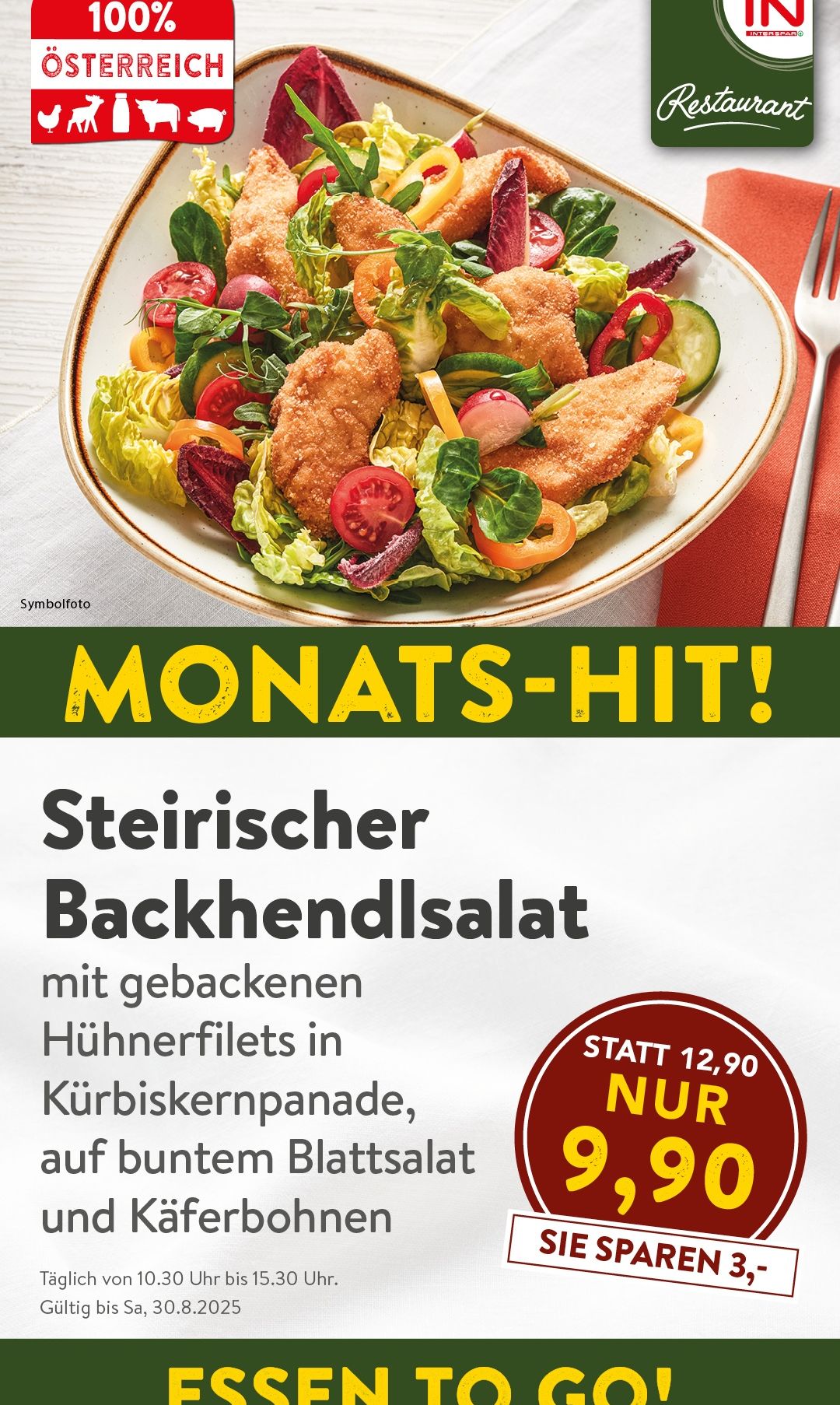 Ein Teller mit steirischem Backhendlsalat mit gebackenen Hühnerfilets in Kürbiskernpanade. Es enthält gemischte Salate, Tomaten und Paprika. Das Aktionsschild zeigt 'NUR'.