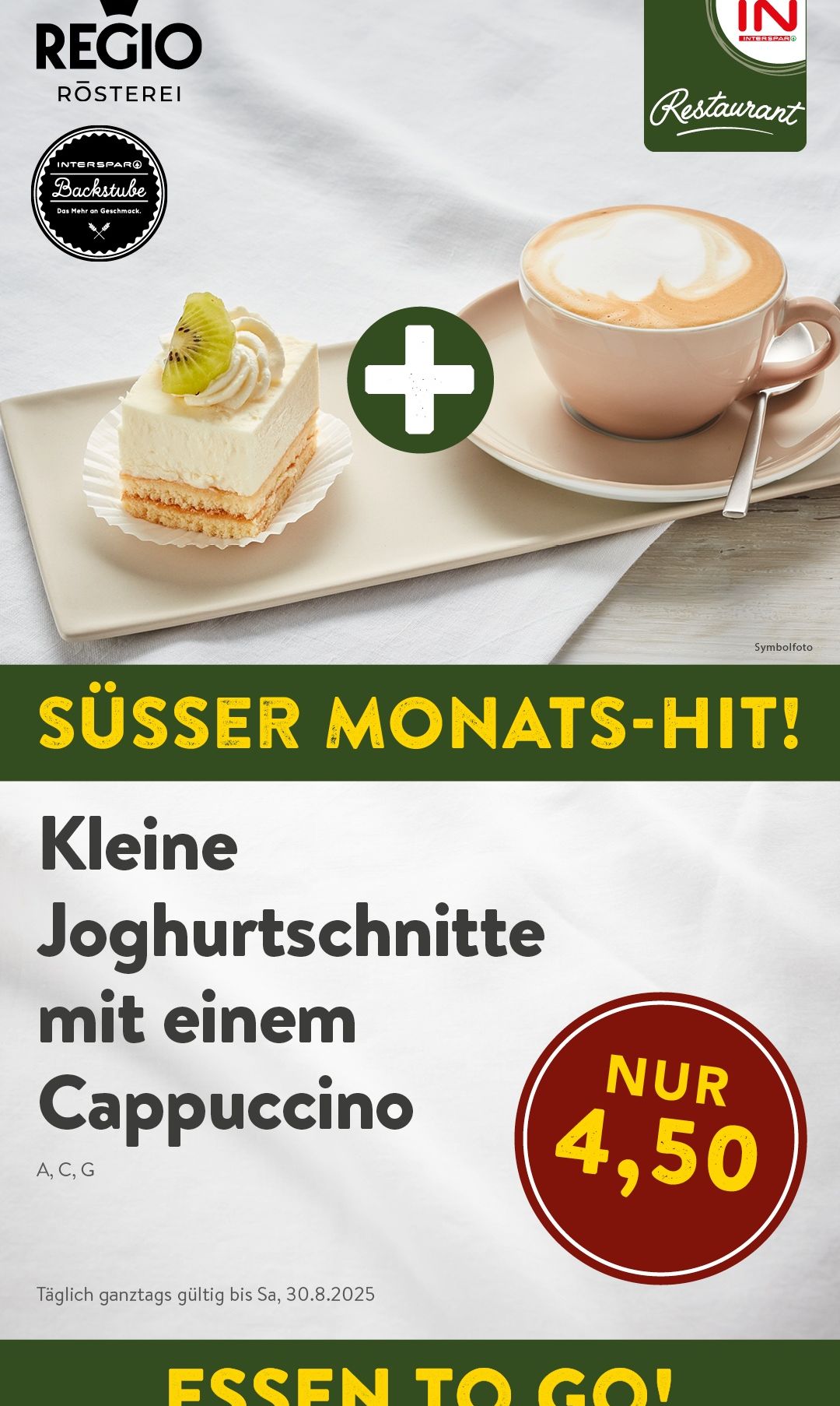 Ein Bild mit einem Dessert und einer Tasse Cappuccino. Das Dessert ist ein kleiner Kuchen mit einem Kiwi-Schnitt darauf. Der Cappuccino wird auf einer Untertasse mit einem Löffel serviert.