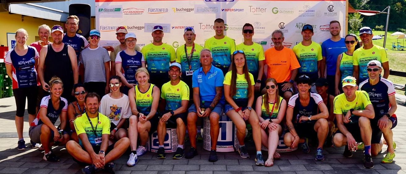 Bild enthält, People, Person, Groupshot, Baseball Cap, Glasses, Shoe, Adult, Male, Man, Wristwatch