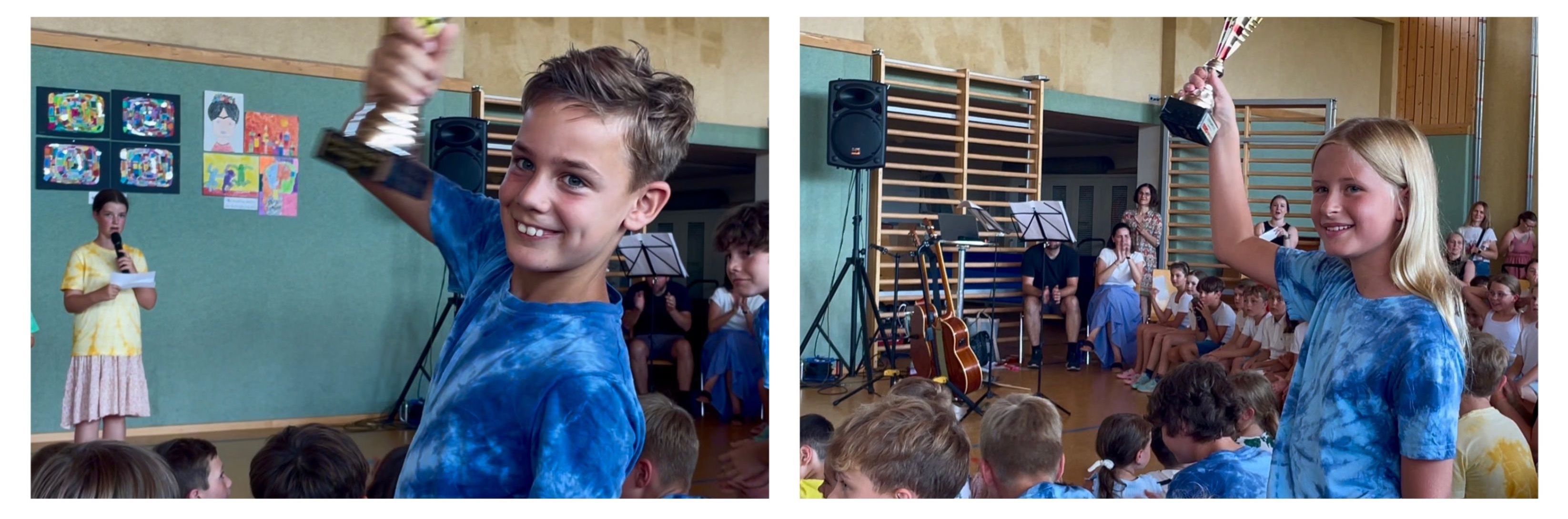 Ein lächelnder Junge in einem blauen Shirt steht vor einer Gruppe von Kindern. Im Hintergrund sitzt eine Person mit Laptop und Musikständer.