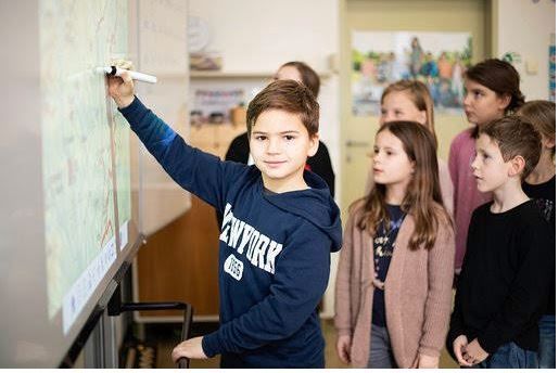 Bild enthält, School, Classroom, Indoors, Coat, Female, Girl, Person, Teen