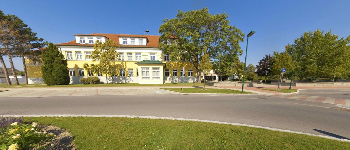 Bild enthält, City, Building, Road, Street, Urban, Suburb, Housing, Grass, Outdoors, Campus