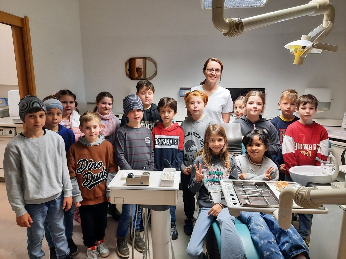 Bild enthält, People, Person, Adult, Female, Woman, Hospital, Jeans, Pants, Boy, Child