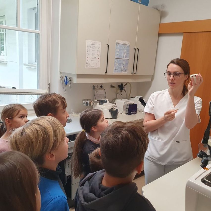 Bild enthält, Adult, Female, Person, Woman, Boy, Child, Male, Laboratory, Girl, Face