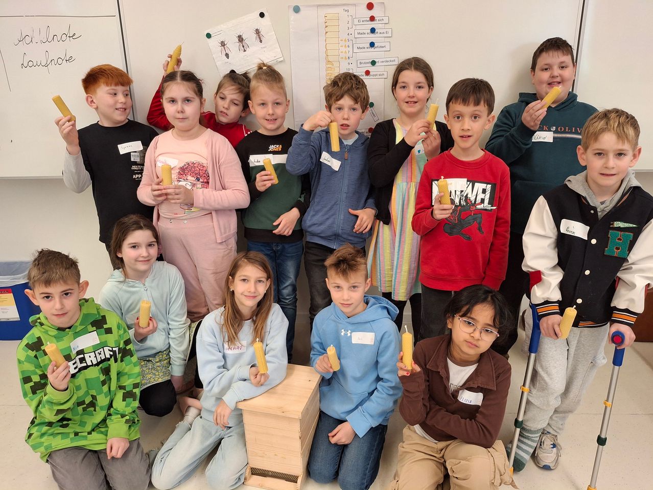 Bild enthält, Boy, Child, Male, Person, Face, Head, Jeans, School, Shoe, Jacket