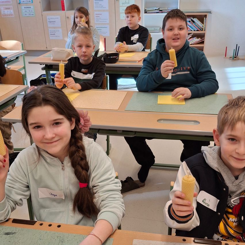 Bild enthält, Person, Student, Child, Female, Girl, Boy, Male, Face, Head