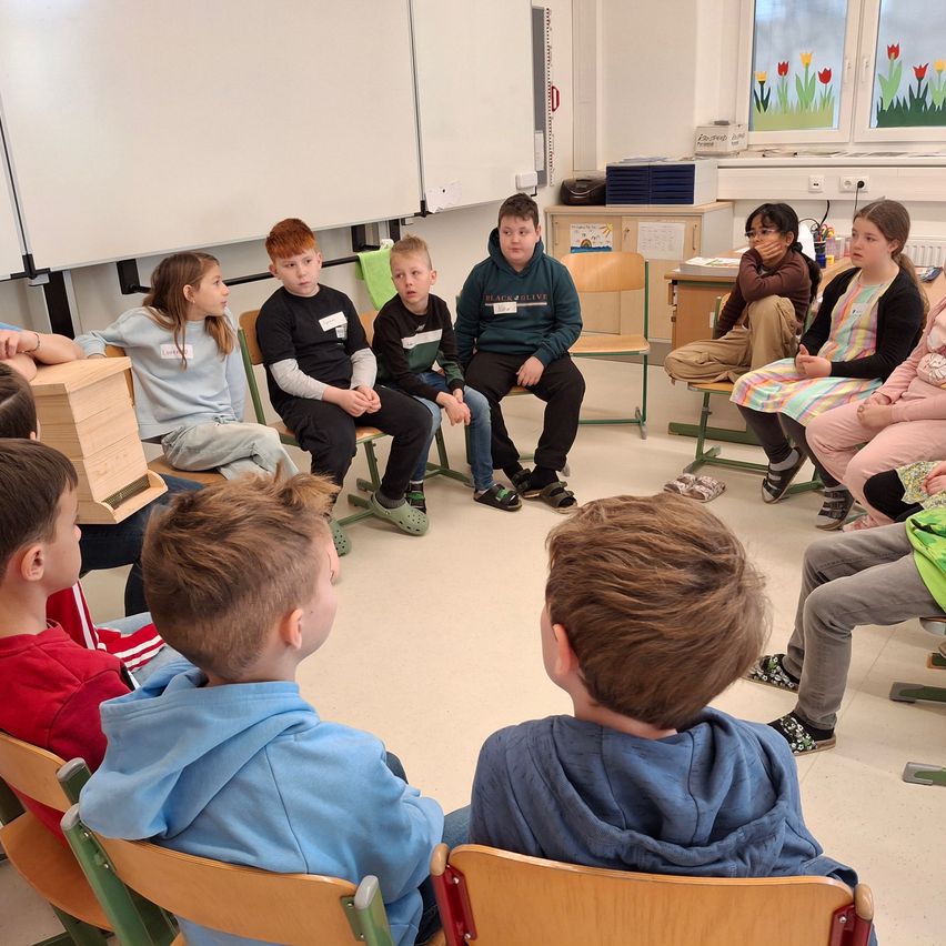 Bild enthält, Person, Adult, Female, Woman, Boy, Child, Male, Shoe, Student, Face