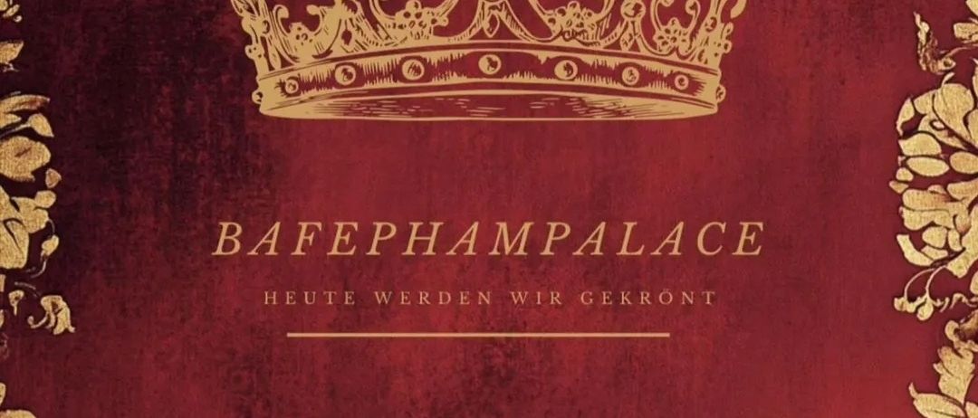Ein roter Plakat mit goldener Krone, Text lautet 'BAFEPHAMPALACE' und 'HEUTE WERDEN WIR GEKRONT'. Veranstaltungsdatum ist 22. Nov 2025. Ort ist Stadtwerke-Harberg-Halle. Eintritt 18.30, Polonaise 20.15. Band Sixgin, DJ Bazeketeerz. Ticketpreise 20€, 22€.