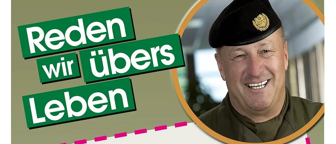 Ein Plakat für eine Veranstaltung mit dem Titel 'Reden wir übers Leben' mit einem lächelnden Mann in Uniform.