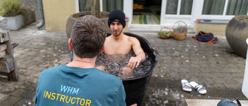 Bild enthält, Plant, Potted Plant, Bathing, Adult, Male, Man, Person, Handbag, Hat, Face