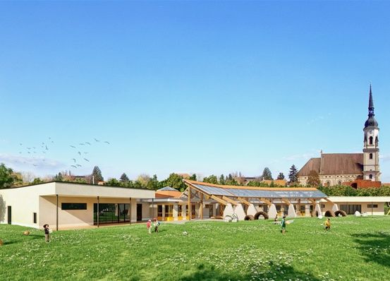 Eine architektonische Darstellung zeigt ein modernes Gebäude mit Solarmodulen, einem Spielplatz und einer Kirche im Hintergrund.