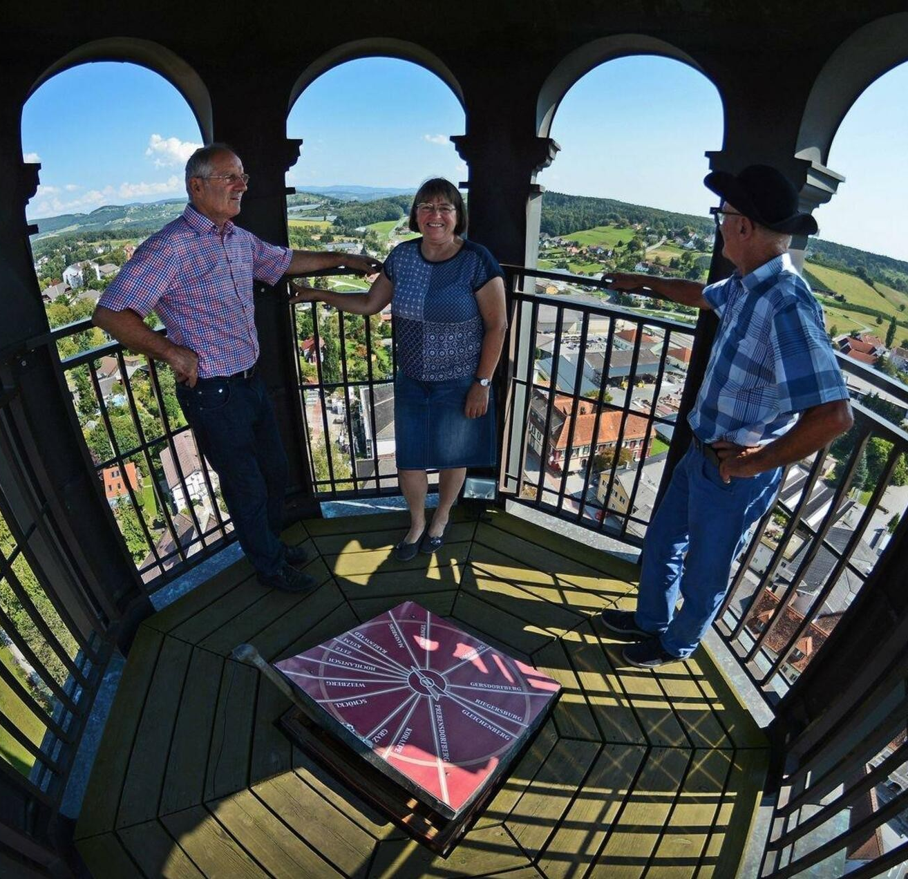 Bild enthält, Photography, Balcony, Adult, Female, Person, Woman, Portrait, Shelter, Pants, Man