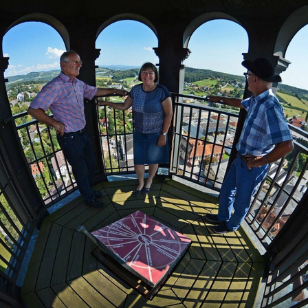 Bild enthält, Photography, Balcony, Adult, Female, Person, Woman, Portrait, Shelter, Pants, Man