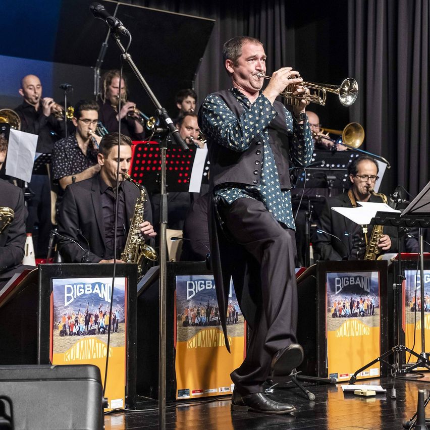 Bild enthält, Group Performance, Music, Music Band, Musician, Person, Adult, Male, Man, Microphone, Glasses