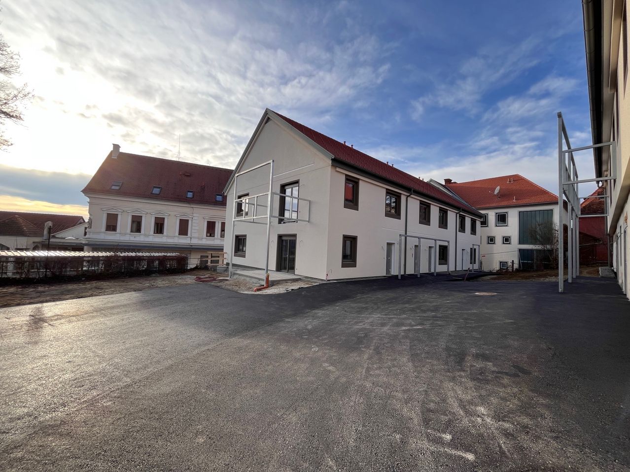 Bild enthält, City, Road, Street, Urban, Tarmac, Building, Housing, House, Outdoors, Suburb