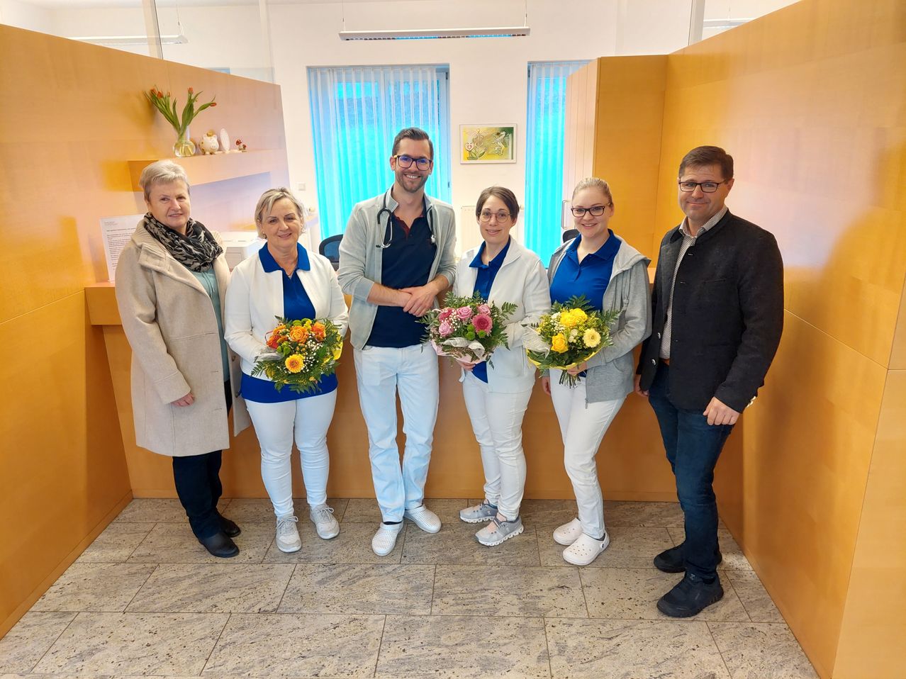 Bild enthält, Flower, Flower Arrangement, Flower Bouquet, Pants, Coat, Groupshot, Person, Adult, Male, Man