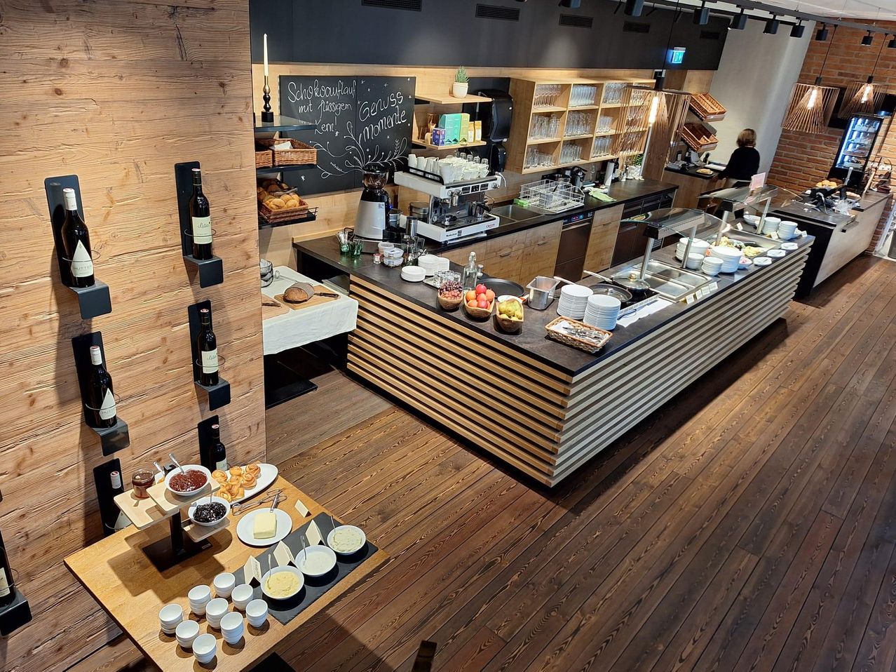 Bild enthält, Indoors, Interior Design, Shop, Restaurant, Face, Person, Grocery Store, Market, Supermarket, Blackboard