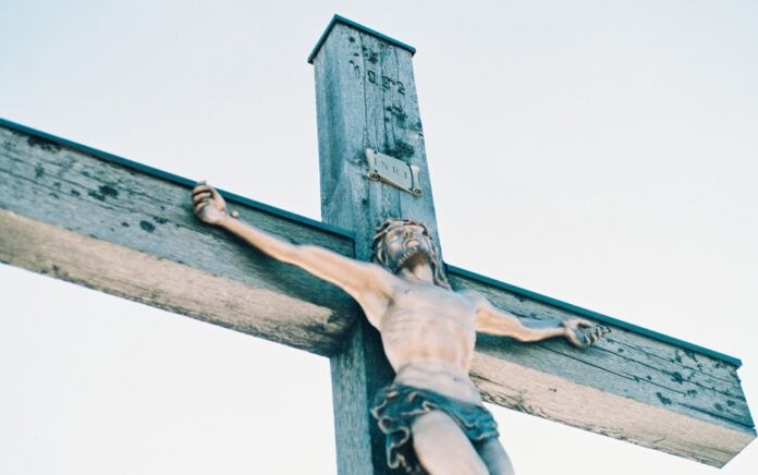 Bild enthält, Cross, Symbol, Crucifix, Person