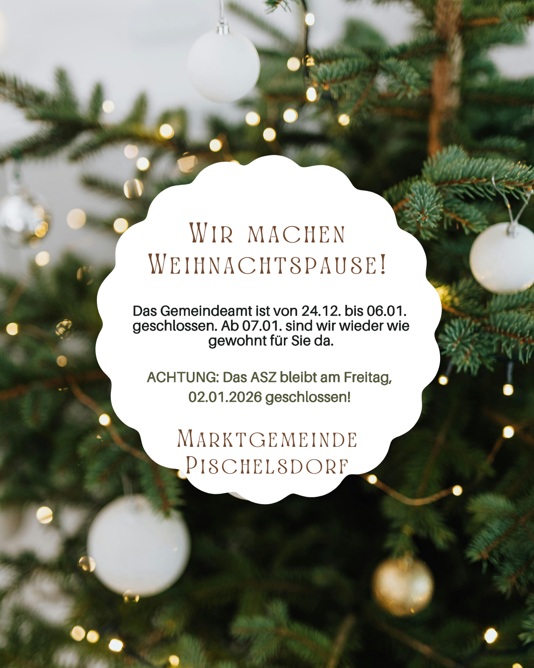 Eine Weihnachtsmitteilung an einem geschmückten Baum informiert, dass das Gemeindeamt vom 24. Dezember bis 6. Januar geschlossen ist. Das Büro öffnet am 7. Januar wieder. Das ASZ bleibt jedoch am 2. Januar 2026 geschlossen.