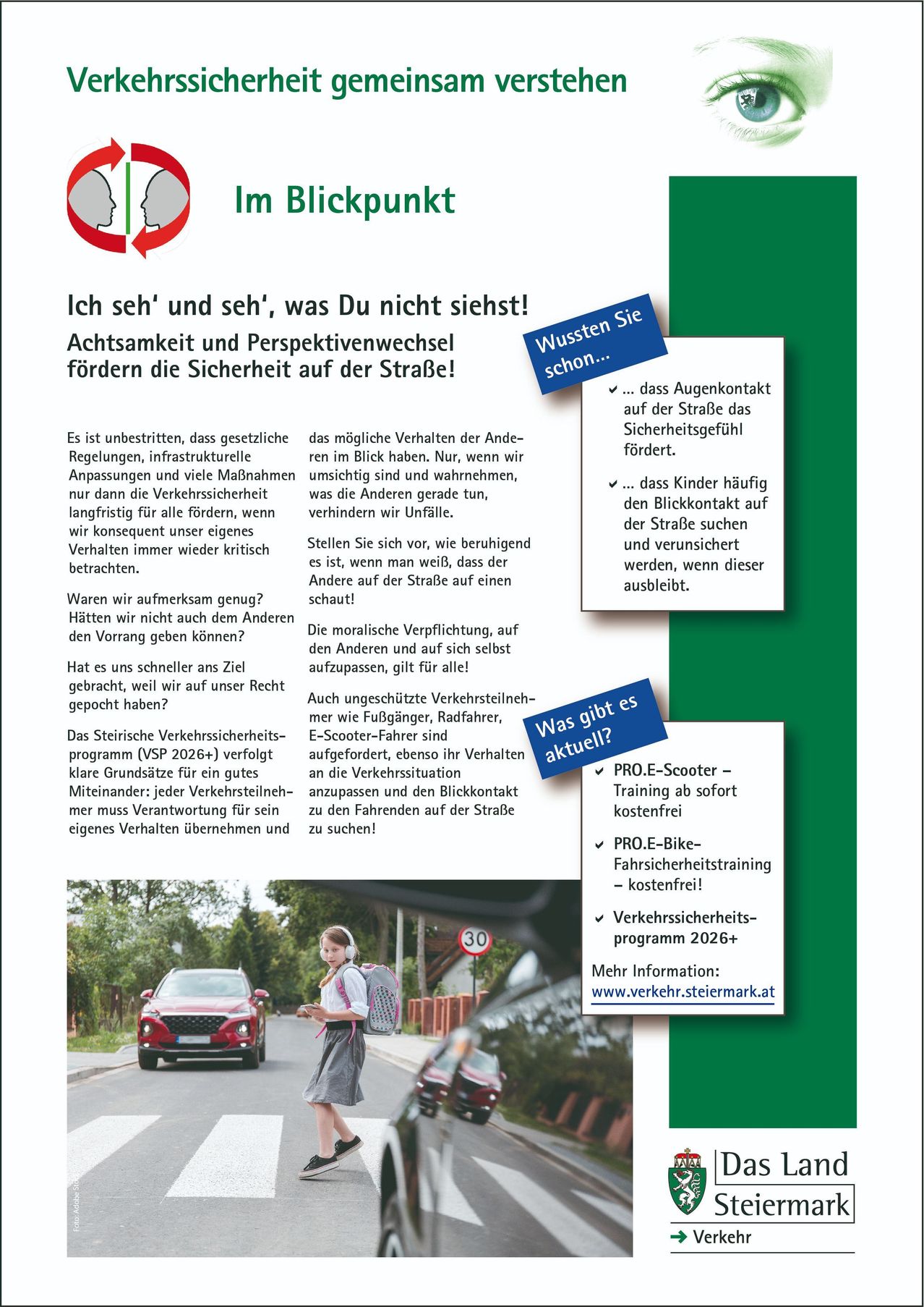 Ein Poster mit rotem und grünem Hintergrund zeigt ein Mädchen in Schuluniform, das zur Schule geht. Der Text betont die Bedeutung der Verkehrssicherheit und hebt die Notwendigkeit von Wachsamkeit und Perspektivenwechsel hervor. Es erwähnt das österreichische Verkehrssicherheitsprogramm und bietet kostenlose Schulungen für Roller- und Fahrradfahrer an.