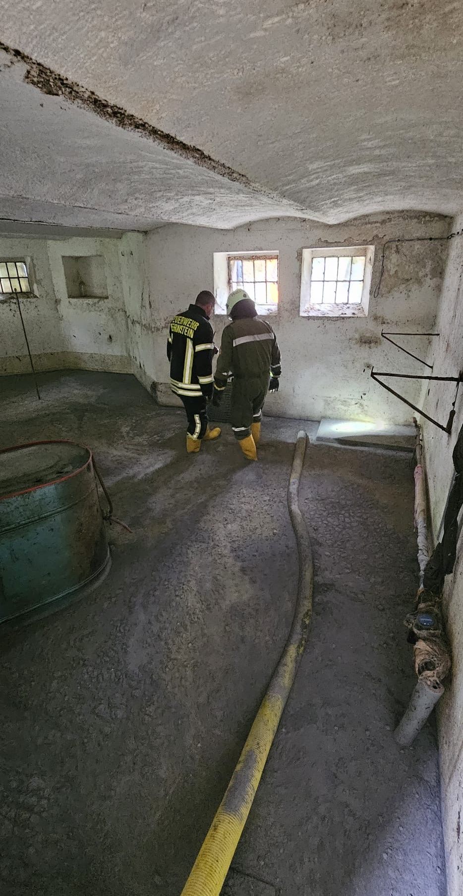 Bild enthält, Clothing, Glove, Adult, Male, Man, Person, Indoors, Basement, Room, Field Hockey Stick