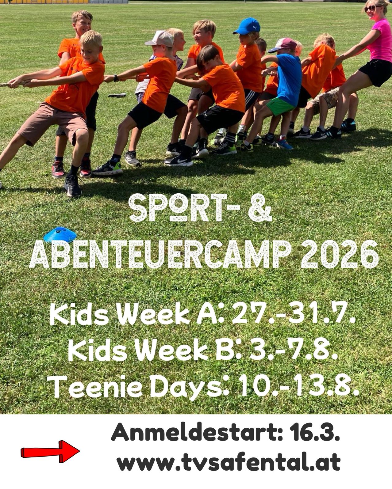 Kinder in orangefarbenen Shirts spielen auf dem Rasen. Textüberlagerungen zeigen ein Sport- und Abenteuercamp 2026 mit Terminen an.