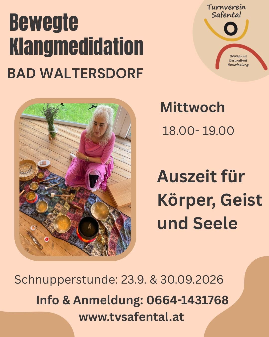 Plakat für Klangmeditation in Bad Waltersdorf, mit einer Frau, die auf einem Holzboden sitzt, umgeben von verschiedenen Klangschalen und einer Topfpflanze. Das Plakat enthält Details zur Veranstaltungszeit und Kontaktinformationen.
