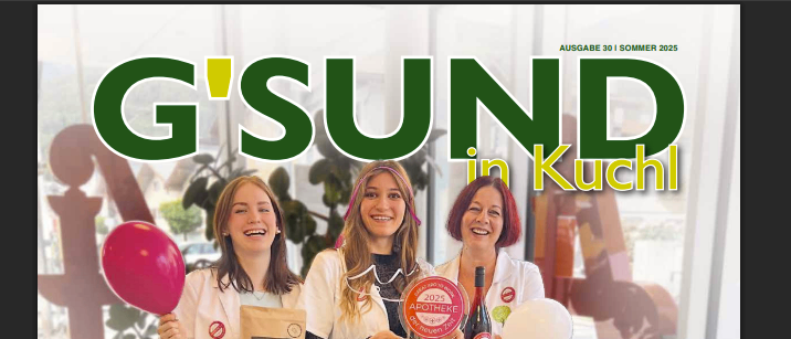 Die Titelseite zeigt eine Gruppe lächelnder Frauen, die eine Trophäe und Luftballons halten. Sie tragen weiße Laborkittel und stehen vor einem grünen Baum und einem Plakat. Das Plakat trägt den Schriftzug 'G'Sund in Kuchl' und hat ein Logo für 'Apotheke zum Heiligen Josef'. Das Bild enthält auch einen Stempel für 'GREAT APO TO WORK 2025 APOTHEKE der neuen Zeit'.