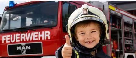 Plakat für eine Kinderveranstaltung bei der Feuerwehr in Zillingdorf am 19. September 2026. Es zeigt ein lächelndes Kind in einem Feuerwehrhelm mit einem Feuerwehrwagen im Hintergrund. Die Veranstaltung beinhaltet eine Kinderdisco und eine Aktivität bei nassem Wetter.