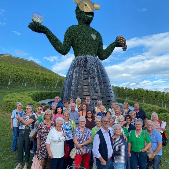 Bild enthält, Adult, Female, Person, Woman, Male, Man, Handbag, Jeans, Shoe, Landmark