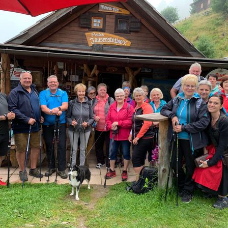 Bild enthält, Shelter, Adult, Female, Person, Woman, People, Male, Man, Hut, Pants