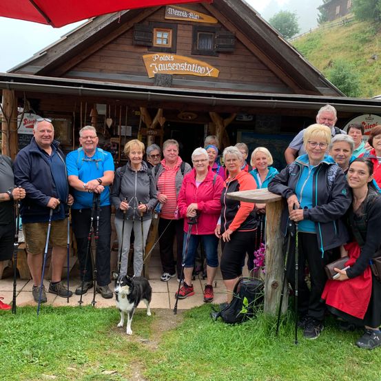 Bild enthält, Shelter, Adult, Female, Person, Woman, People, Male, Man, Hut, Pants