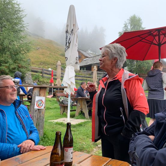 Bild enthält, Outdoors, Shelter, Person, Portrait, Beer, Adult, Male, Man, Wood, Nature