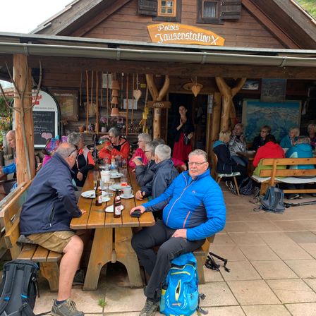 Bild enthält, Restaurant, Plywood, Wood, Shelter, Cafeteria, Dining Table, Table, Cafe, Person, Portrait