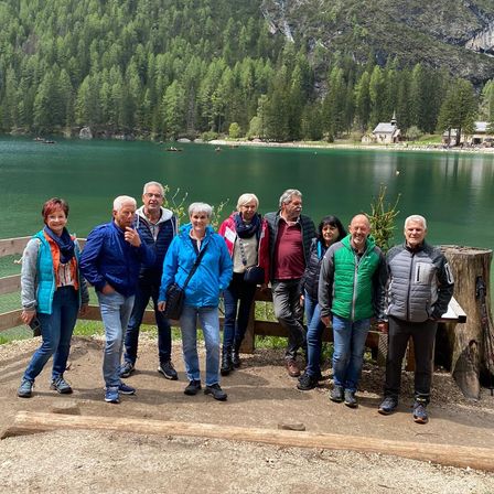 Bild enthält, Nature, Outdoors, Scenery, Pants, Tree, People, Person, Jacket, Jeans, Vegetation