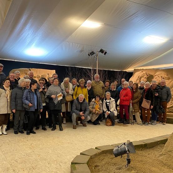 Bild enthält, Indoors, Museum, Clothing, Coat, Bag, Handbag, Person, Hoodie, Jacket, Shoe