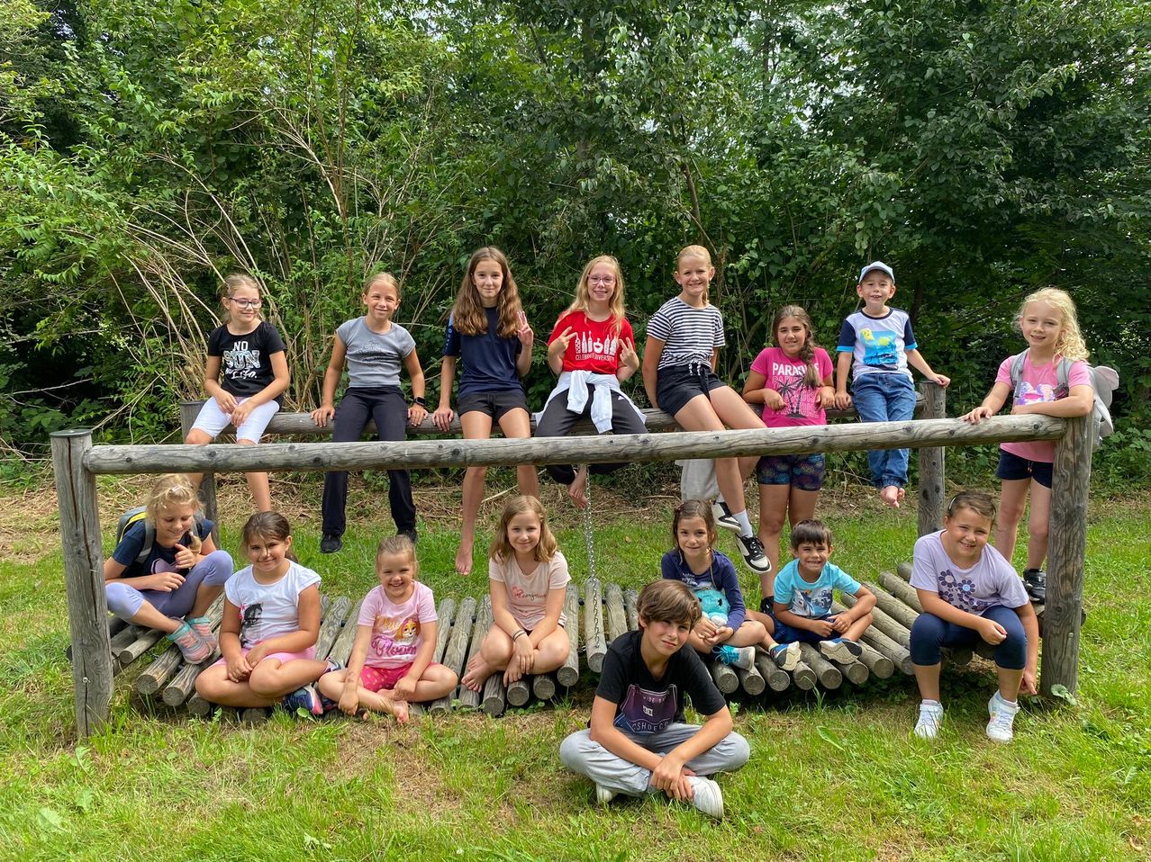 Bild enthält, Grass, Park, People, Person, Vegetation, Tree, Portrait, Bench, Boy, Teen