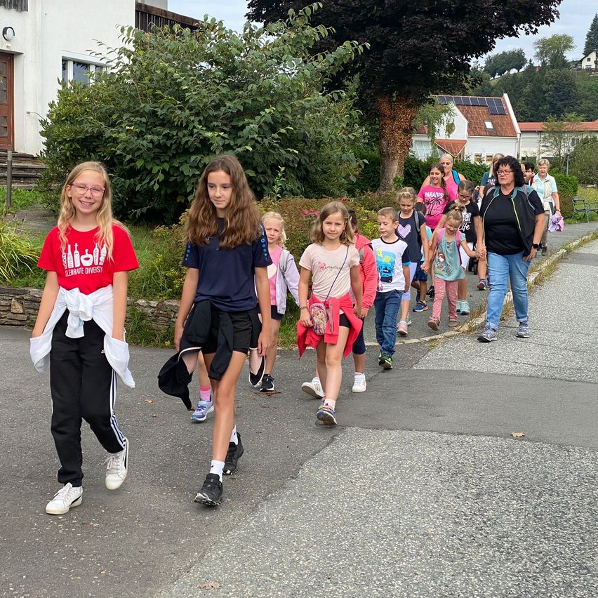 Bild enthält, People, Person, Walking, Female, Girl, Teen, Handbag, Shoe, Jeans, Shorts