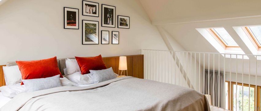 Bild enthält, House, Housing, Indoors, Loft, Room, Interior Design, Attic, Home Decor, Cushion, Bed