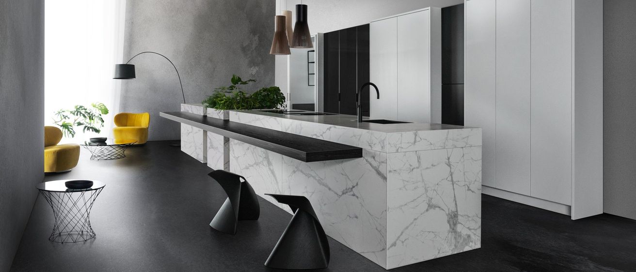 Eine moderne Küche mit Marmorarbeitsplatte, schwarzem Boden und gelbem Stuhl. Die Küche hat eine schwarze Arbeitsplatte, eine weiße Wand und einen weißen Schrank.