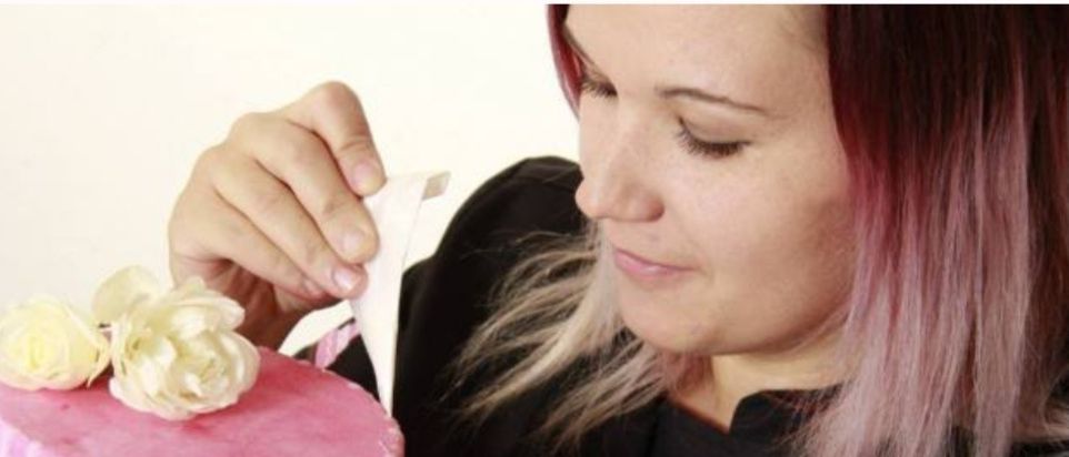 Bild enthält, People, Person, Adult, Female, Woman, Birthday Cake, Cake, Cream, Face, Party