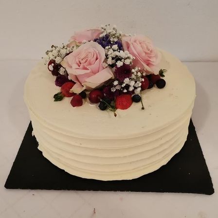 Bild enthält, Food, Food Presentation, Flower, Plant, Rose, Birthday Cake, Cake, Cream, Dessert