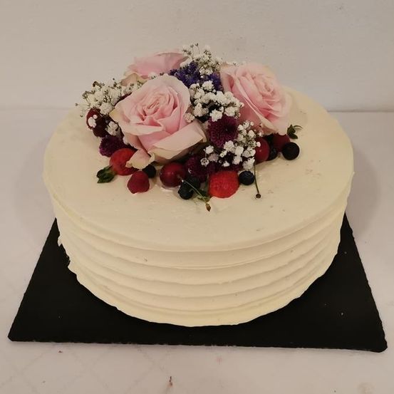 Bild enthält, Food, Food Presentation, Flower, Plant, Rose, Birthday Cake, Cake, Cream, Dessert